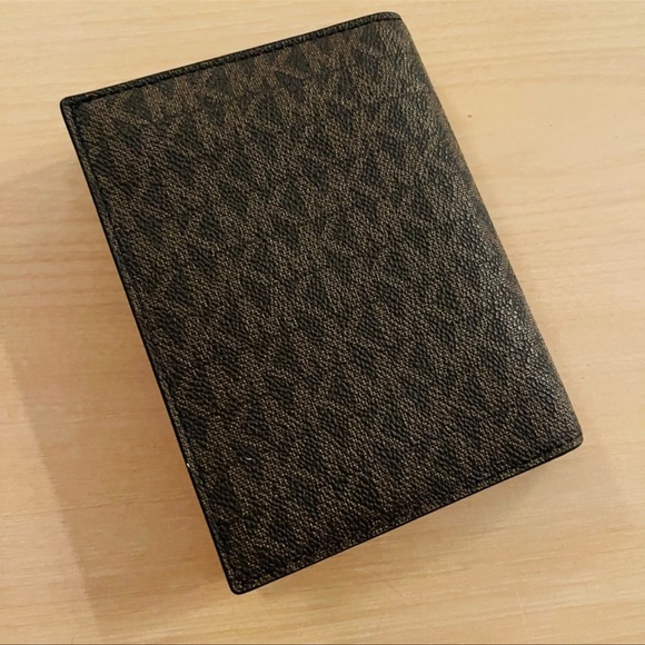 New 
Michael Kors passport holder - Picture 4 of 4